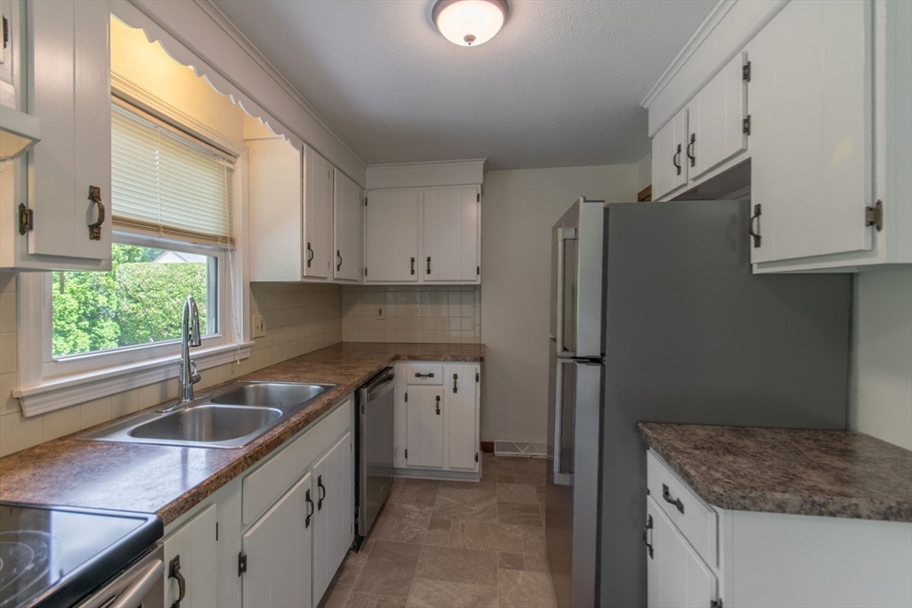 629 River Road Agawam, MA 01001 - Photo 12 of 36