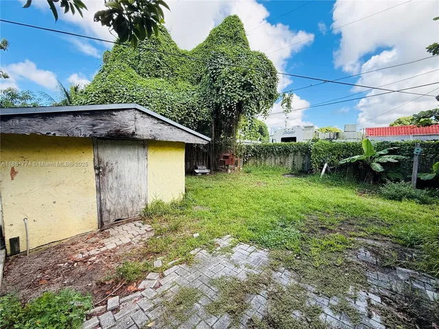 a view of a tree in front of a house with large tree