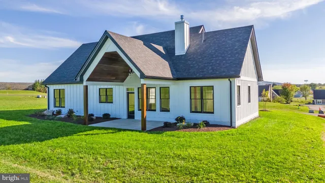 a view of a house with backyard and porch