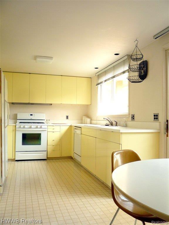 2897 West Wattles Road Troy, MI 48098 - Photo 9 of 22 Kitchen