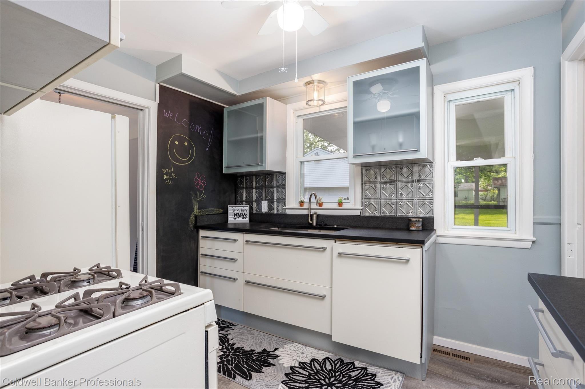 9160 Merriman Road Livonia, MI 48150 - Photo 11 of 39 kitchen