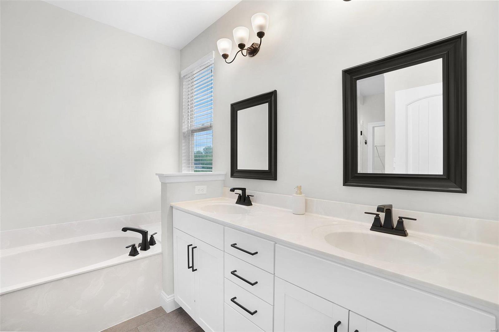 408 Tomahawk Ridge Court St. Charles, MO 63301 - Photo 18 of 36