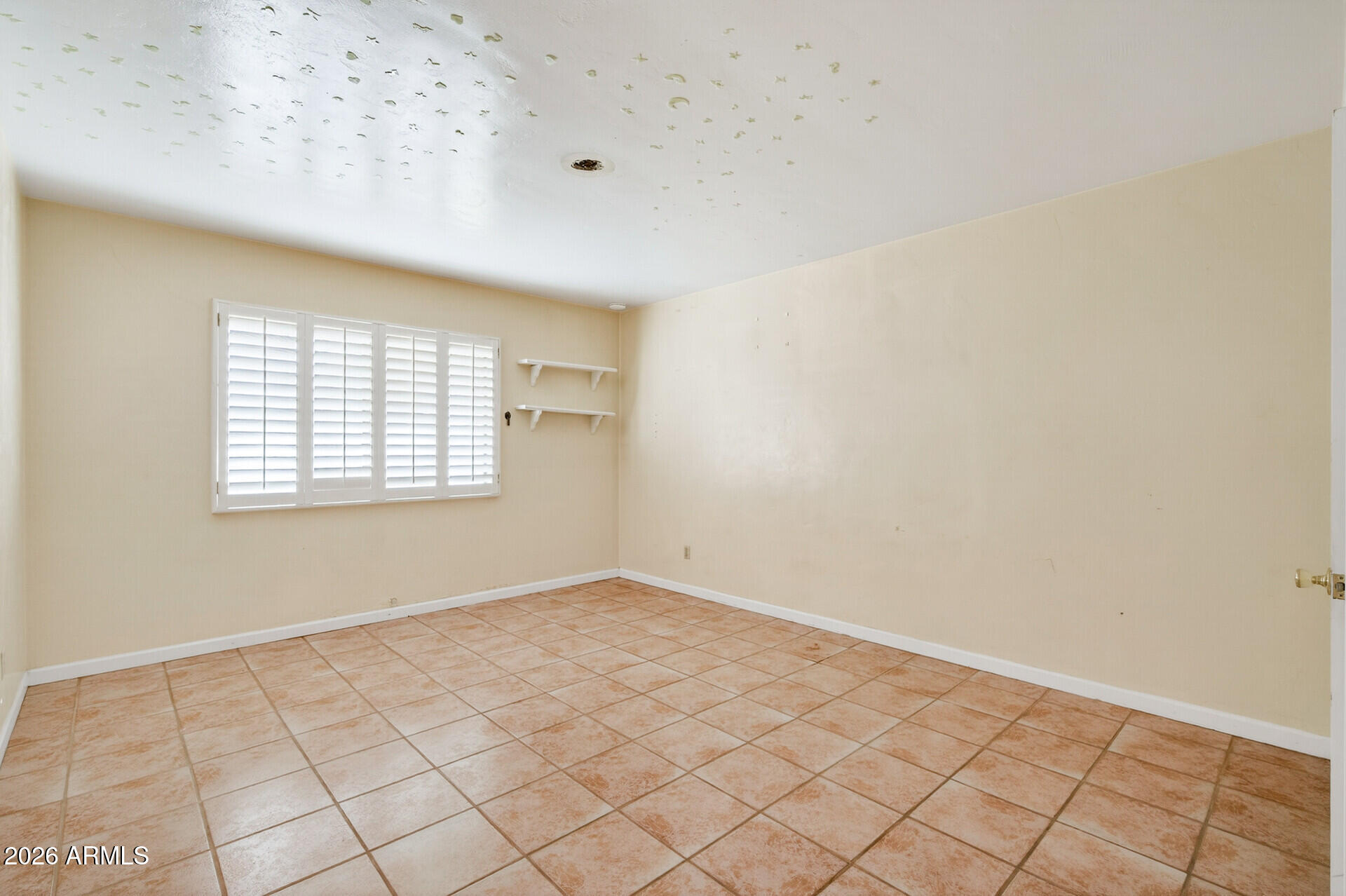 7730 North 7th Avenue Phoenix, AZ 85021 - Photo 9 of 14 an empty room with windows