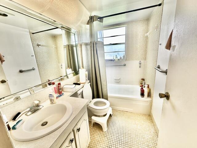 571 Fanshaw North Boca Raton, FL 33434 - Photo 8 of 26 Main Bathroom