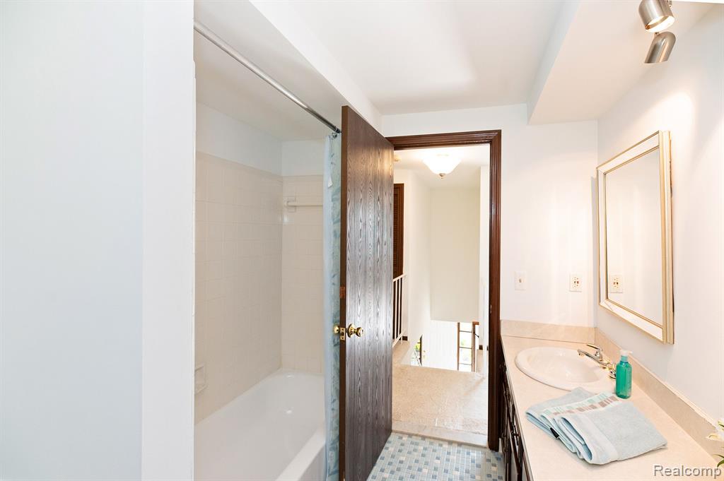 645 Lockmoore Court Rochester Hills, MI 48307 - Photo 35 of 56