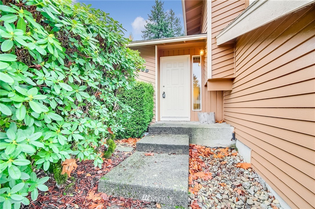 2209 Southeast 21st Street Renton, WA 98055 - Photo 5 of 40 a view of a pathway with a plants