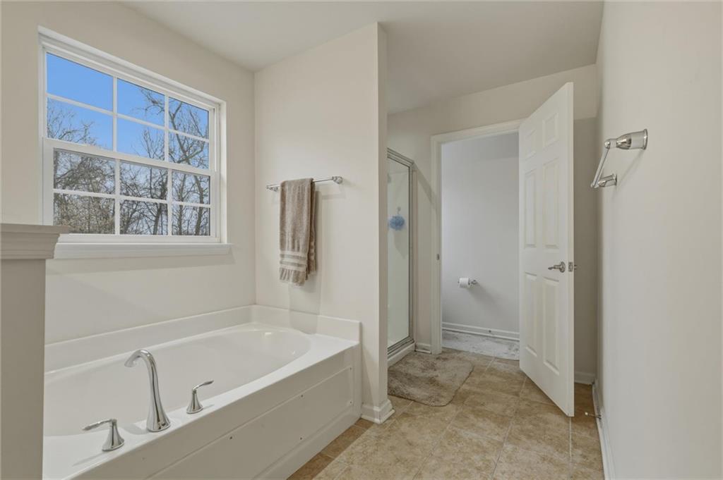 11621 Beacon Drive Irwin, PA 15642 - Photo 29 of 50 Primary en suite