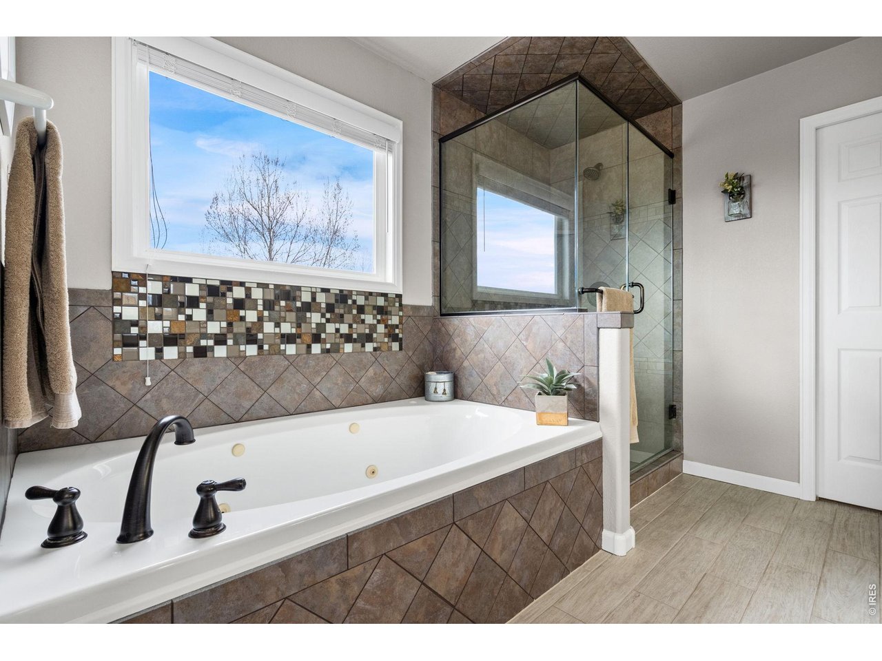 6345 Lesser Drive Greeley, CO 80634 - Photo 30 of 47 Jetted tub and large shower