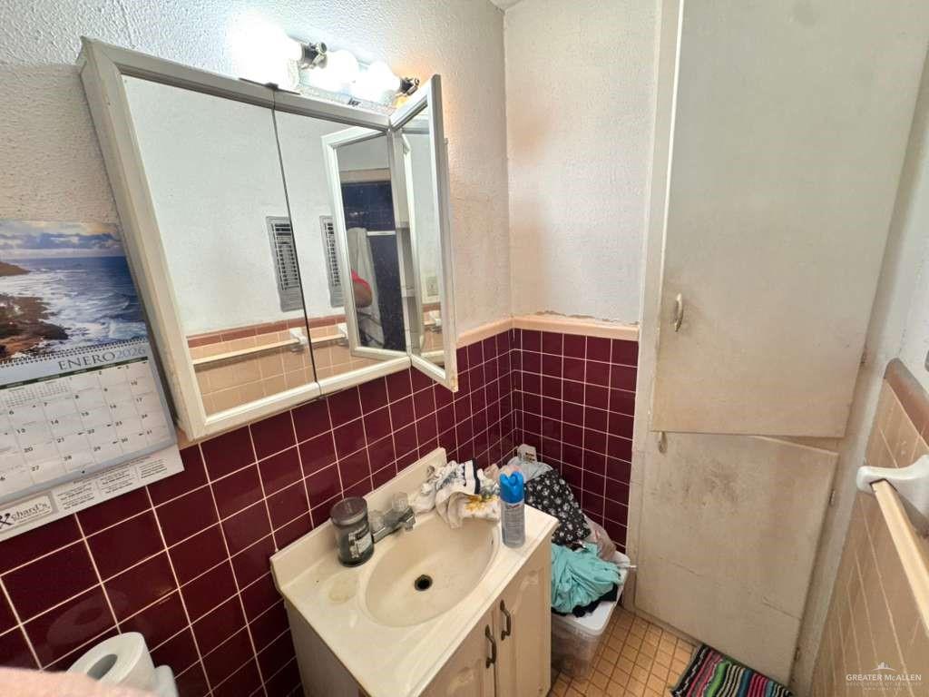 421 South Main Street Donna, TX 78537 - Photo 18 of 24 a bathroom with a sink and mirror