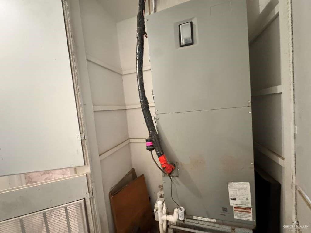 421 South Main Street Donna, TX 78537 - Photo 7 of 24 a bathroom with a shower and a sink