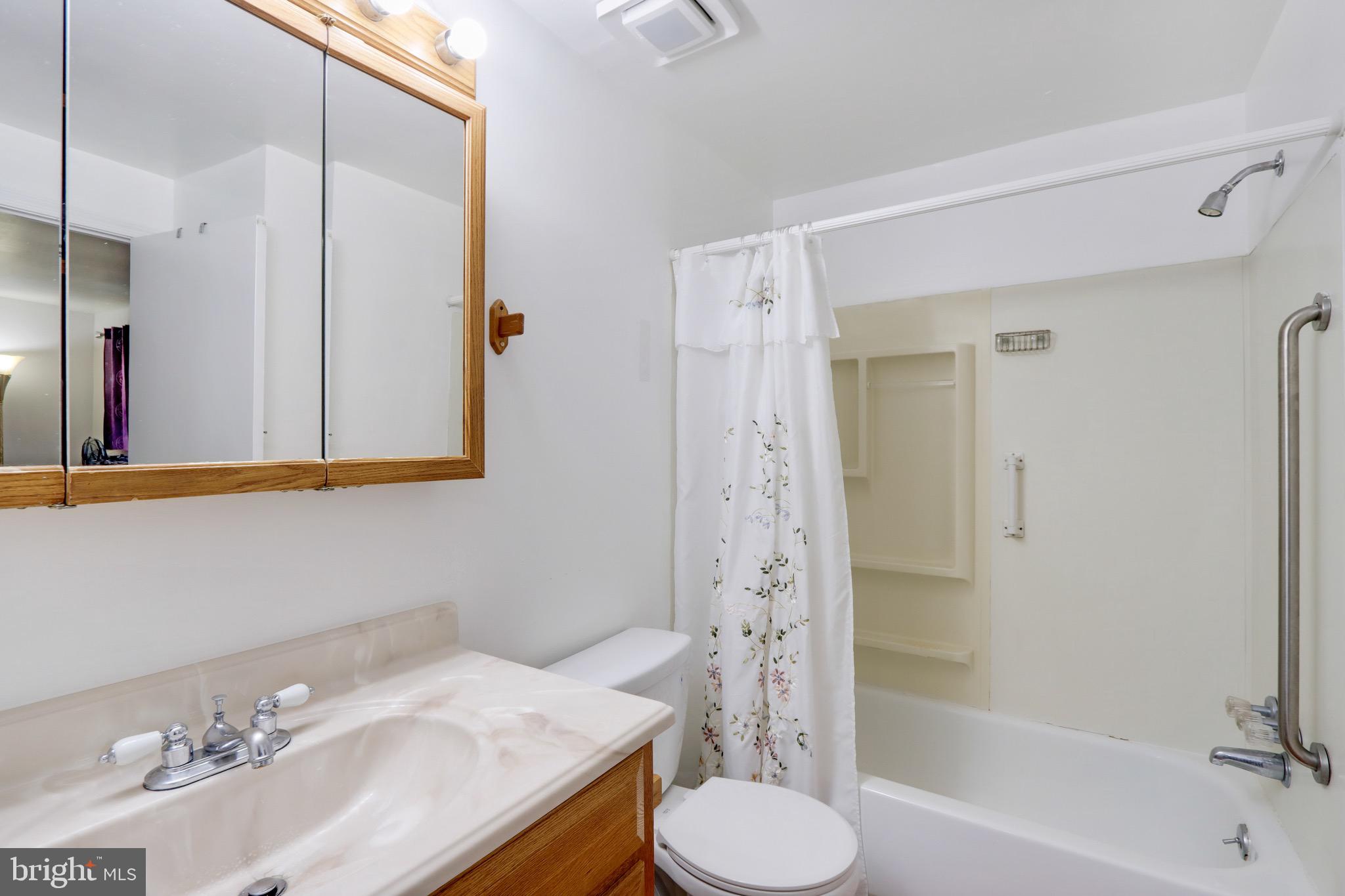 104 Applecreek Road Frederick, MD 21702 - Photo 38 of 59 Hallway Bathroom