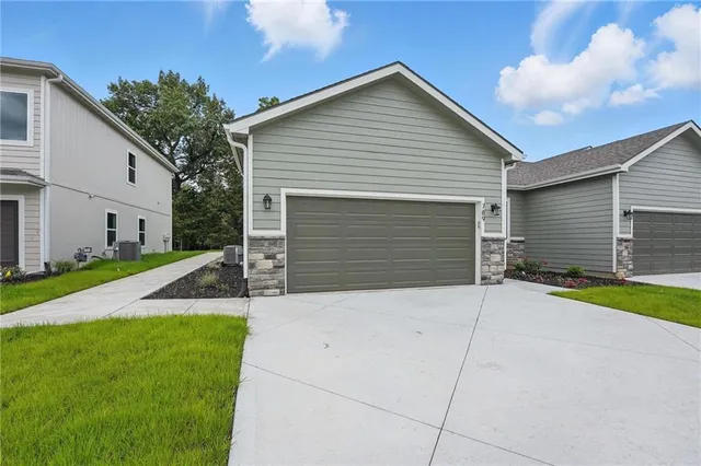 $354,995 | 789 Highland Drive, Edwardsville, KS 66111