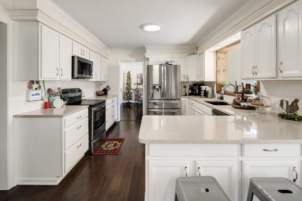 455 Burley Road Collierville, TN 38017 - Photo 6 of 25 a kitchen with appliances a sink and cabinets