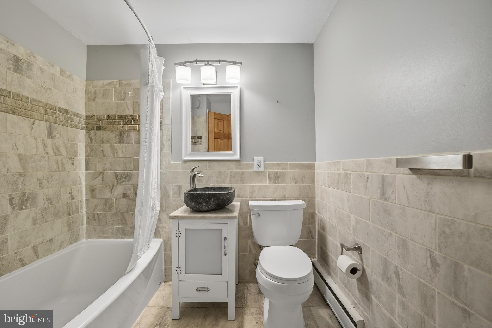 328 Conestoga Road Devon, PA 19333 - Photo 20 of 35 a bathroom with a toilet a sink and bathtub
