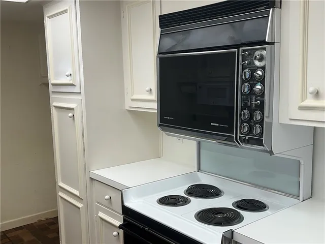 en empty room with windows and ceiling fan