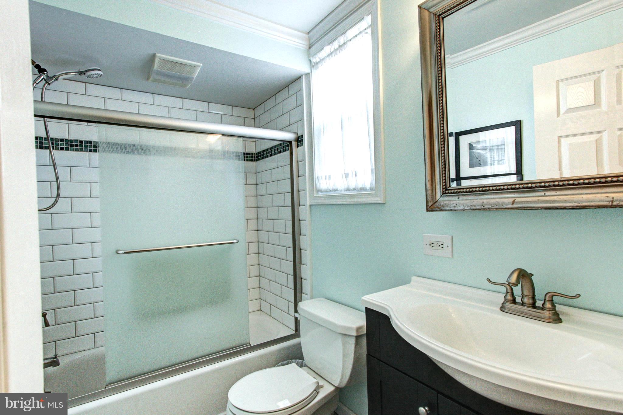 625 Parmentier Road Warminster, PA 18974 - Photo 26 of 44 Upstairs Hall bath