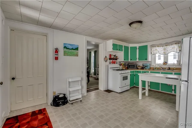 $175,000 | 176 Esselstyne St Cape, Cape Vincent, NY 13618