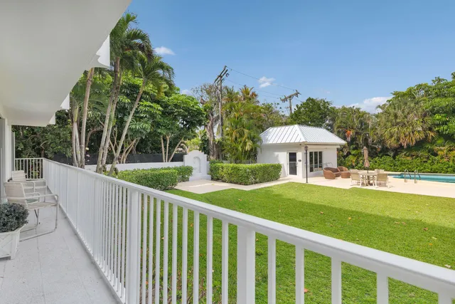 a view of a house with backyard and a garden