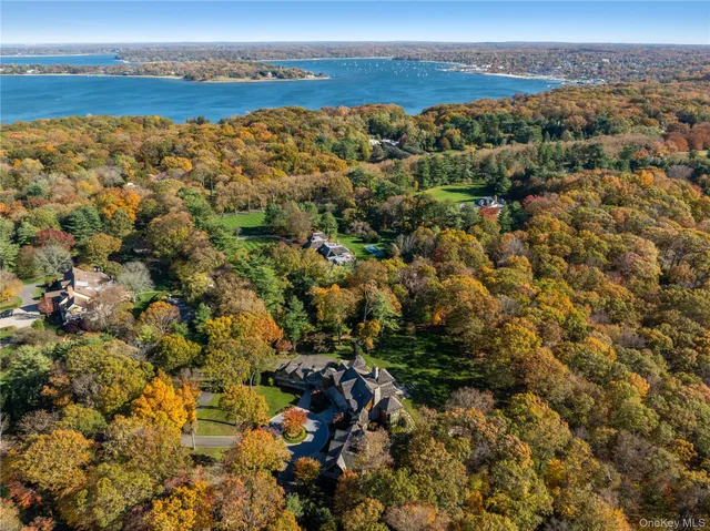 a view of entryway with livingroom