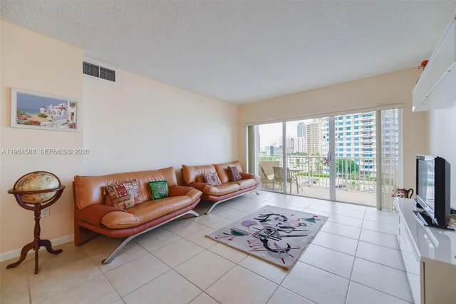 $2,600 | 1980 South Ocean Drive, Unit 5D, Hallandale Beach, FL 33009