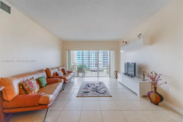 $2,600 | 1980 South Ocean Drive, Unit 5D, Hallandale Beach, FL 33009