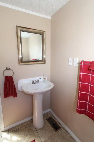 560 East Lincoln Road Alcoa, TN 37701 - Photo 16 of 27 half bath