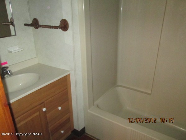 202 Deerfoot Road Lake Ariel, PA 18436 - Photo 8 of 9 Bath