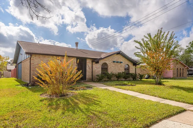 a front view of house with yard