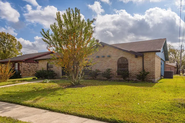 a view of a house with a yard