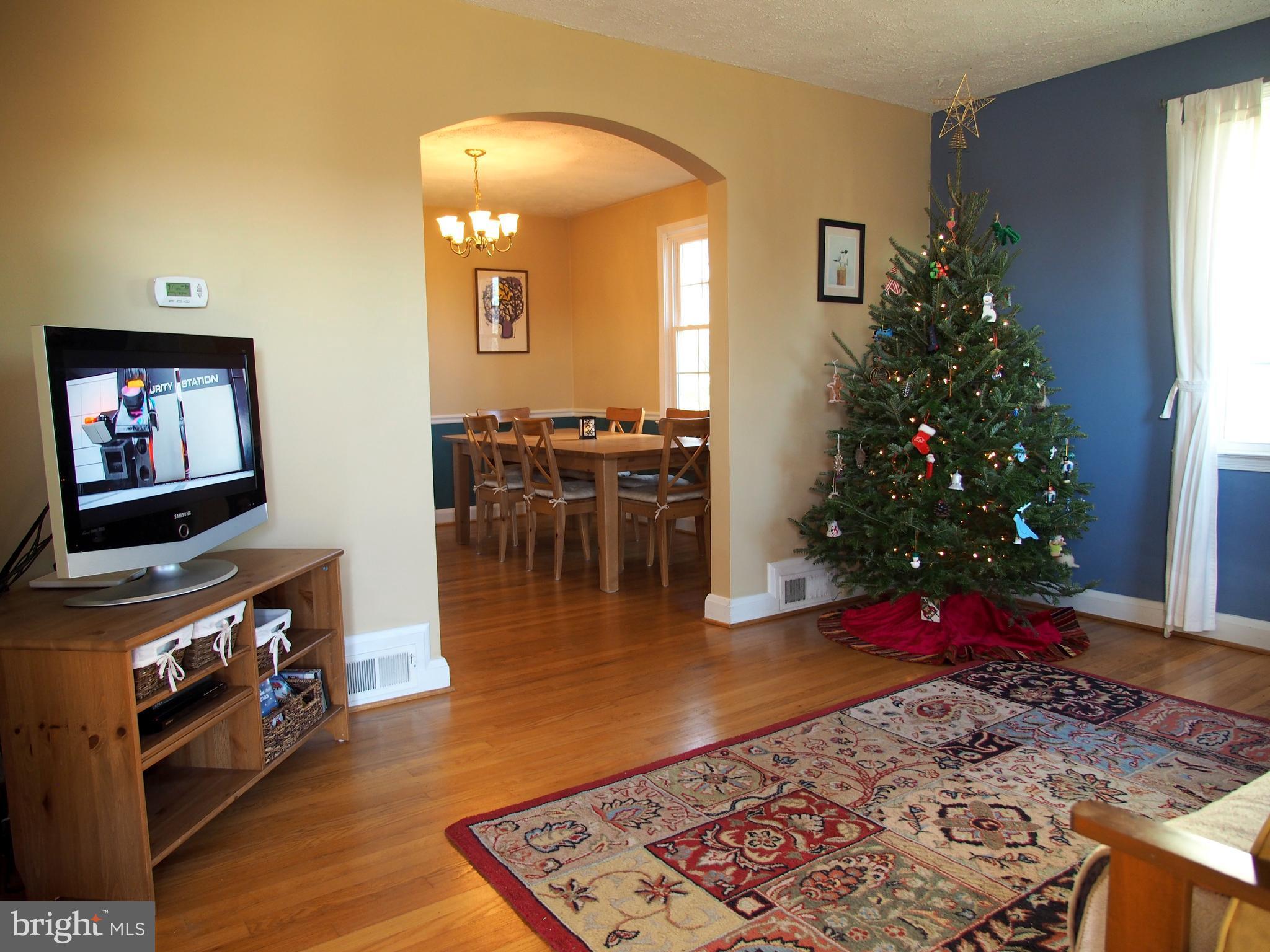 5560 Oakland Road Baltimore, MD 21227 - Photo 2 of 30 Living Room