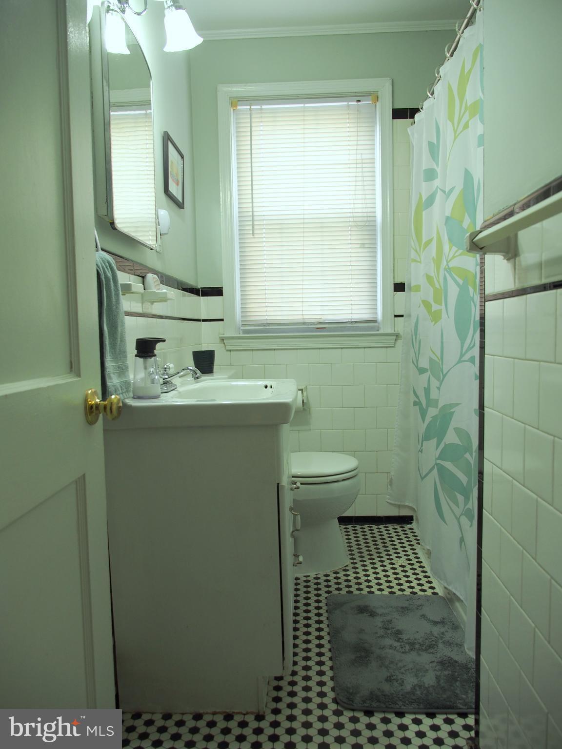 5560 Oakland Road Baltimore, MD 21227 - Photo 15 of 30 Bath