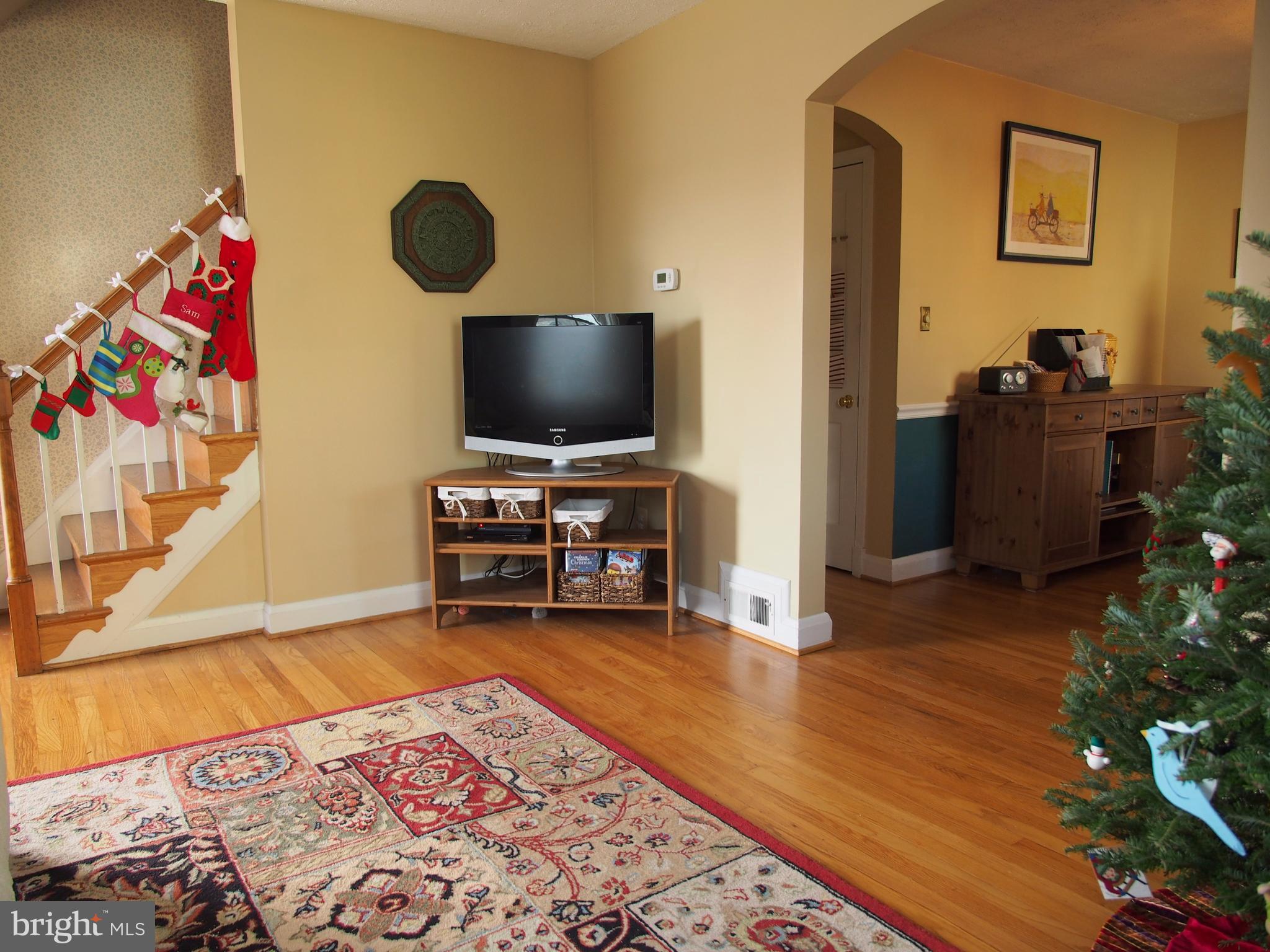5560 Oakland Road Baltimore, MD 21227 - Photo 3 of 30 Living Room