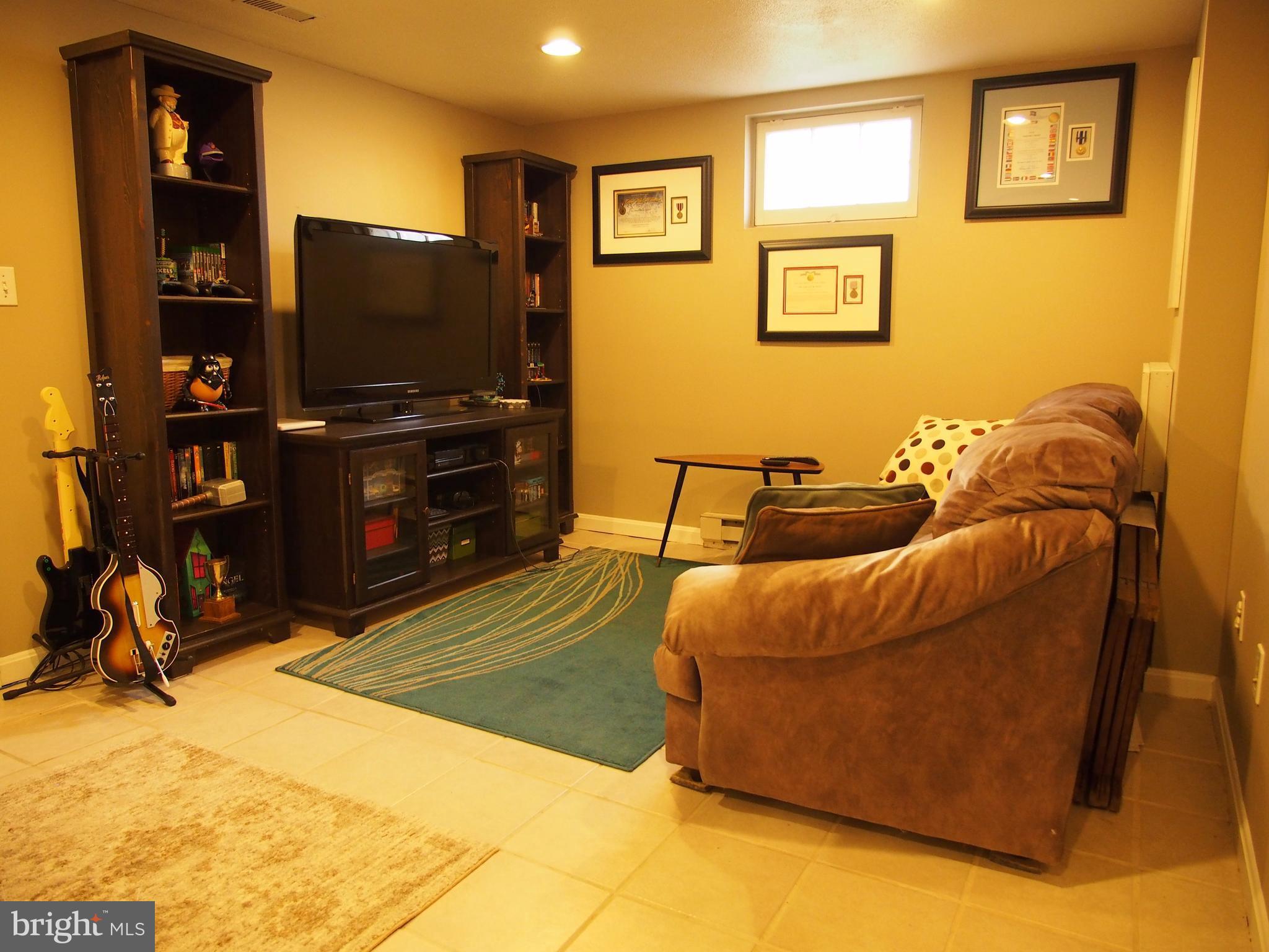 5560 Oakland Road Baltimore, MD 21227 - Photo 26 of 30 Family Room