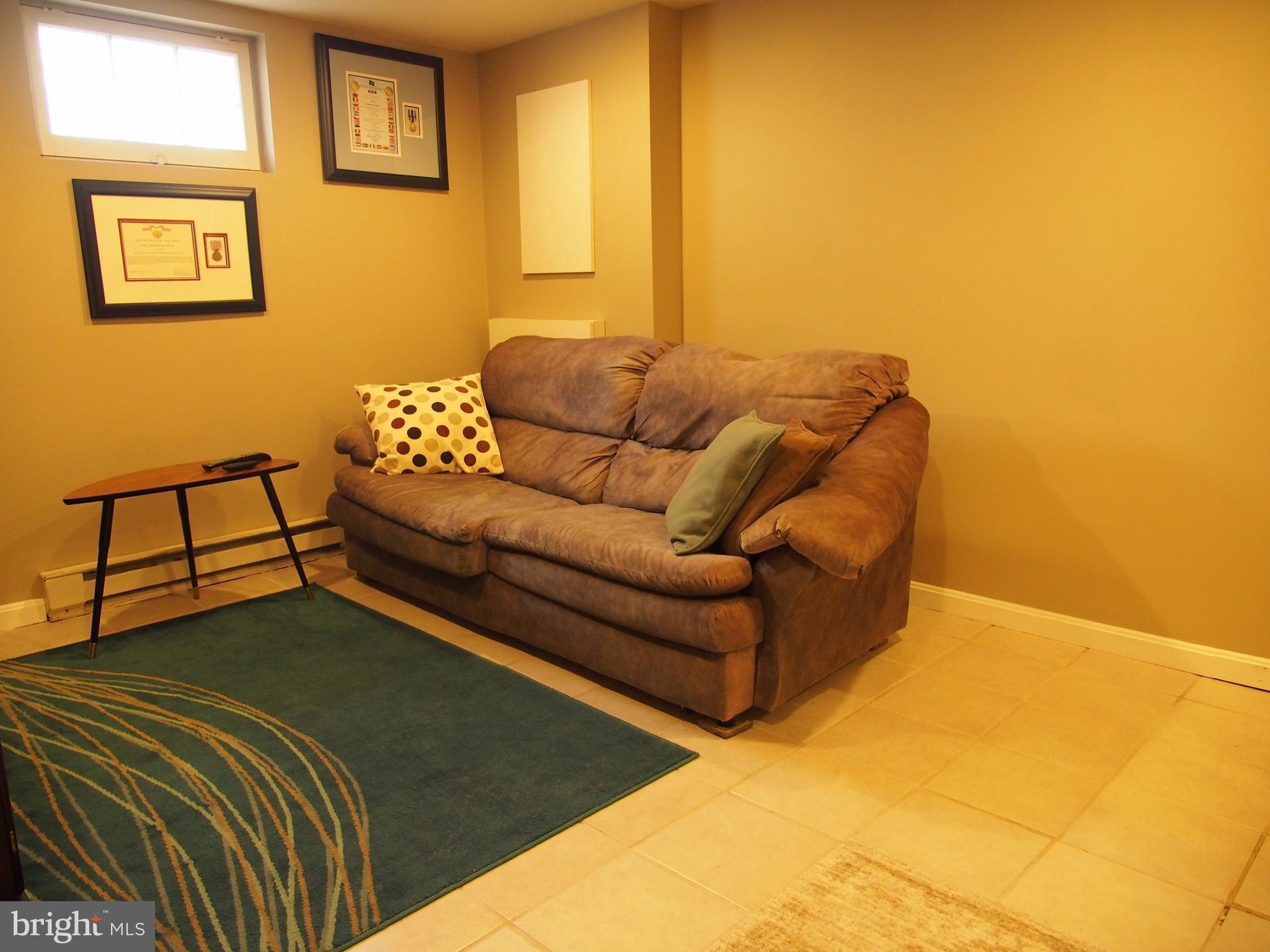5560 Oakland Road Baltimore, MD 21227 - Photo 27 of 30 Family Room