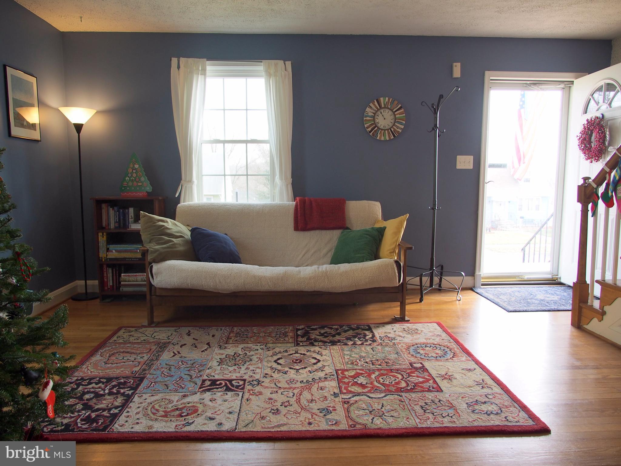 5560 Oakland Road Baltimore, MD 21227 - Photo 4 of 30 Living Room