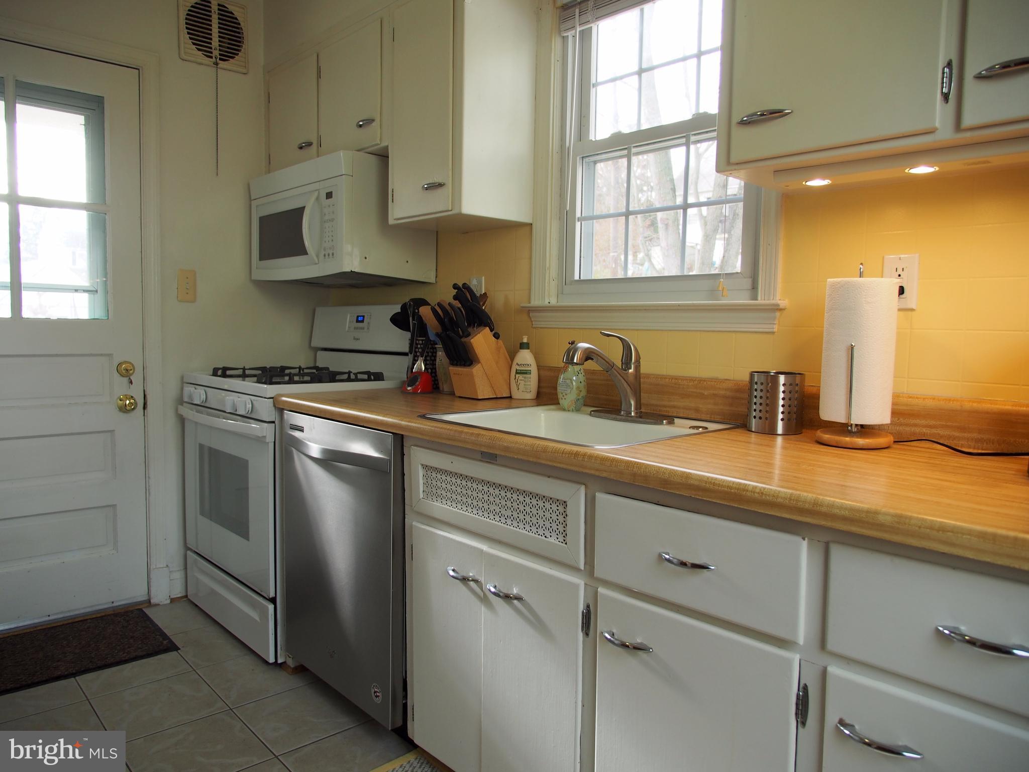 5560 Oakland Road Baltimore, MD 21227 - Photo 8 of 30 Kitchen