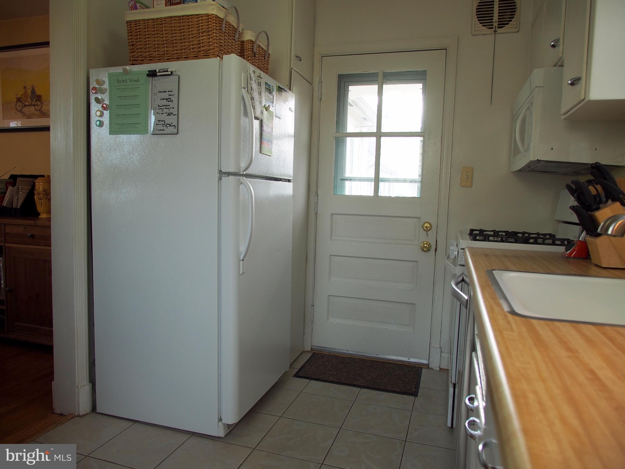 5560 Oakland Road Baltimore, MD 21227 - Photo 9 of 30 Kitchen