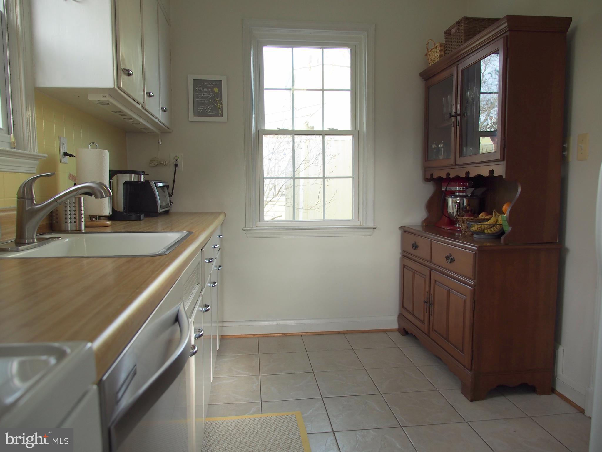 5560 Oakland Road Baltimore, MD 21227 - Photo 10 of 30 Kitchen