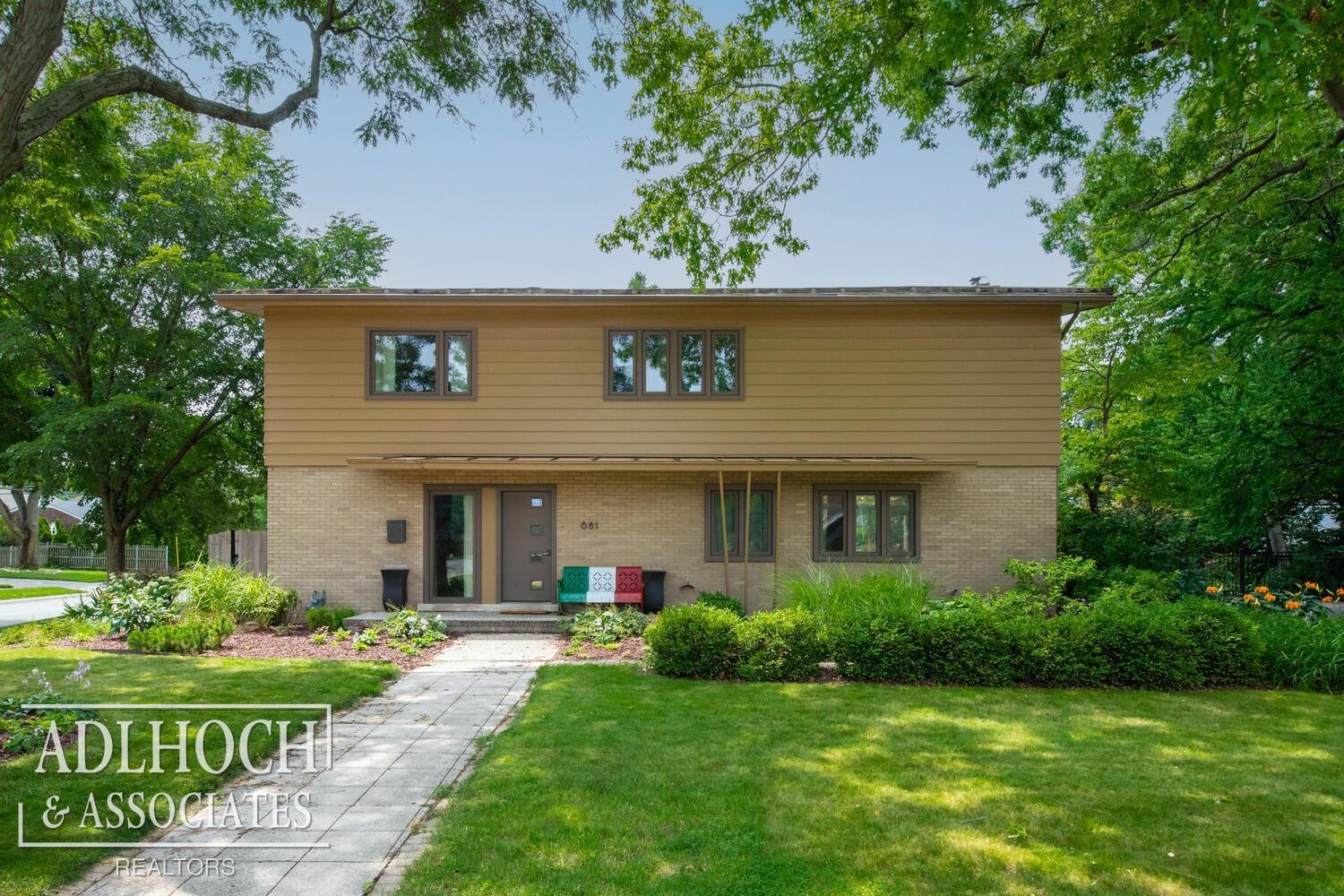 681 Roslyn Road Grosse Pointe Woods, MI 48236 - Photo 1 of 32