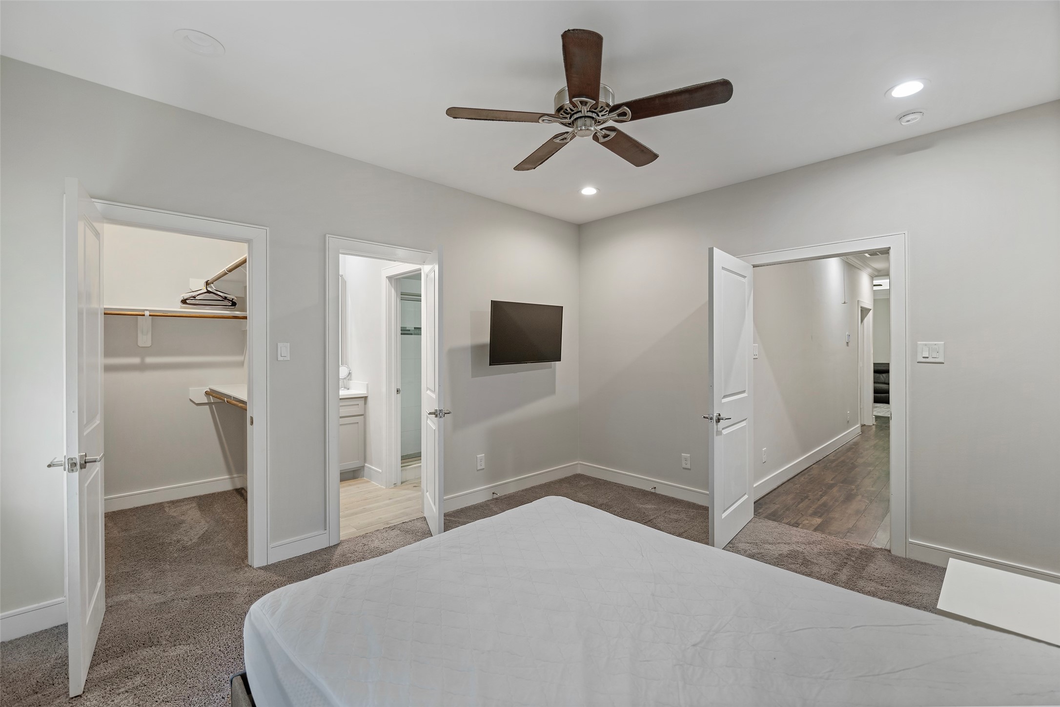 6533 Castlebay Drive Houston, TX 77092 - Photo 41 of 50 a bedroom with a bed and a television