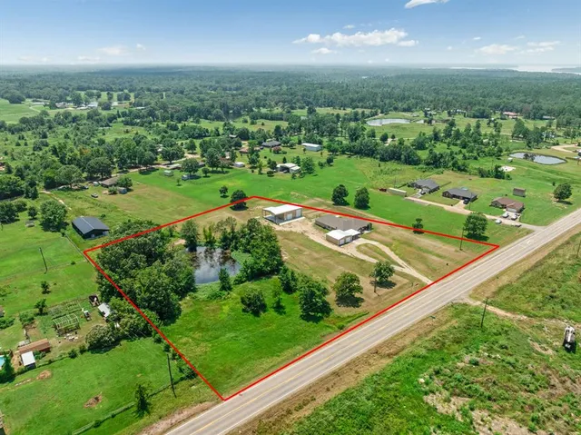 an aerial view of a yard