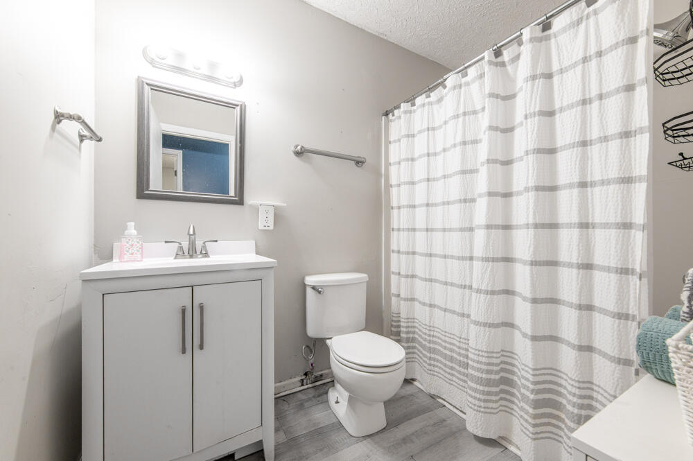 144 Old Barnwell Road Aiken, SC 29803 - Photo 12 of 16 Full Guest Bath!