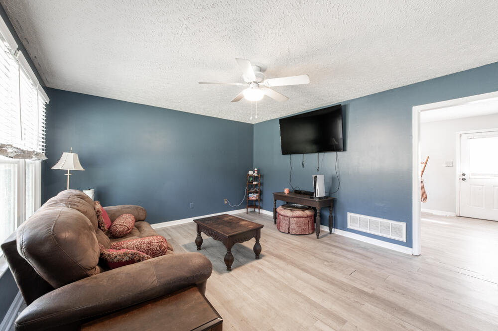 144 Old Barnwell Road Aiken, SC 29803 - Photo 4 of 16 Spacious Living Room!