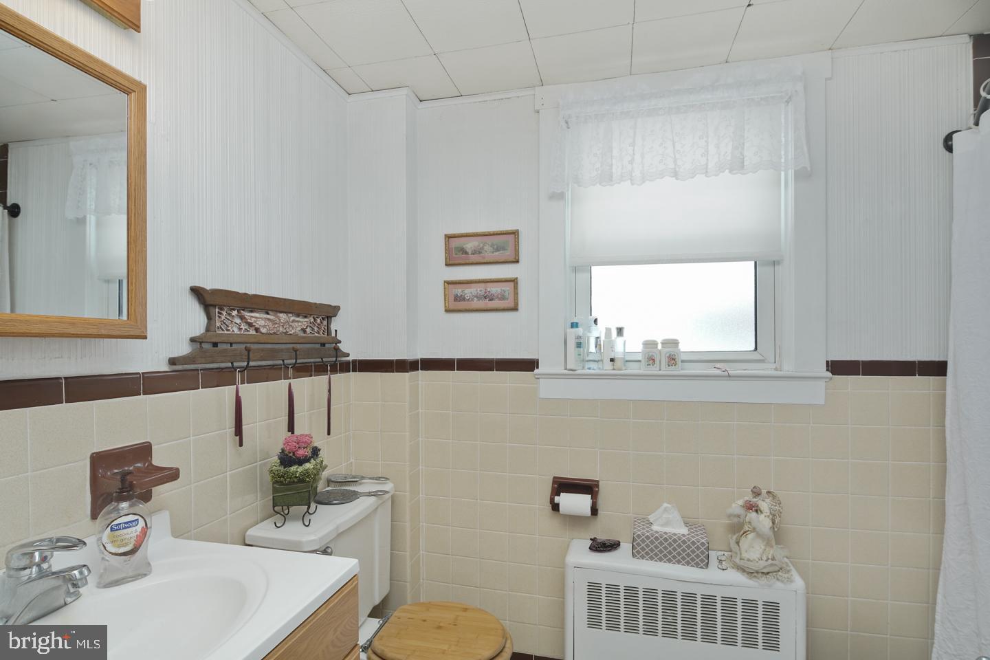 1524 Prospect Ridge Boulevard Haddon Heights, NJ 08035 - Photo 29 of 34 Upper level unit full bath
