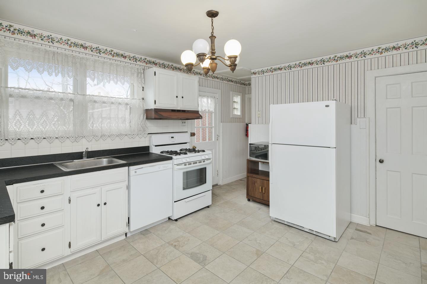 1524 Prospect Ridge Boulevard Haddon Heights, NJ 08035 - Photo 9 of 34 Pantry in kitchen
