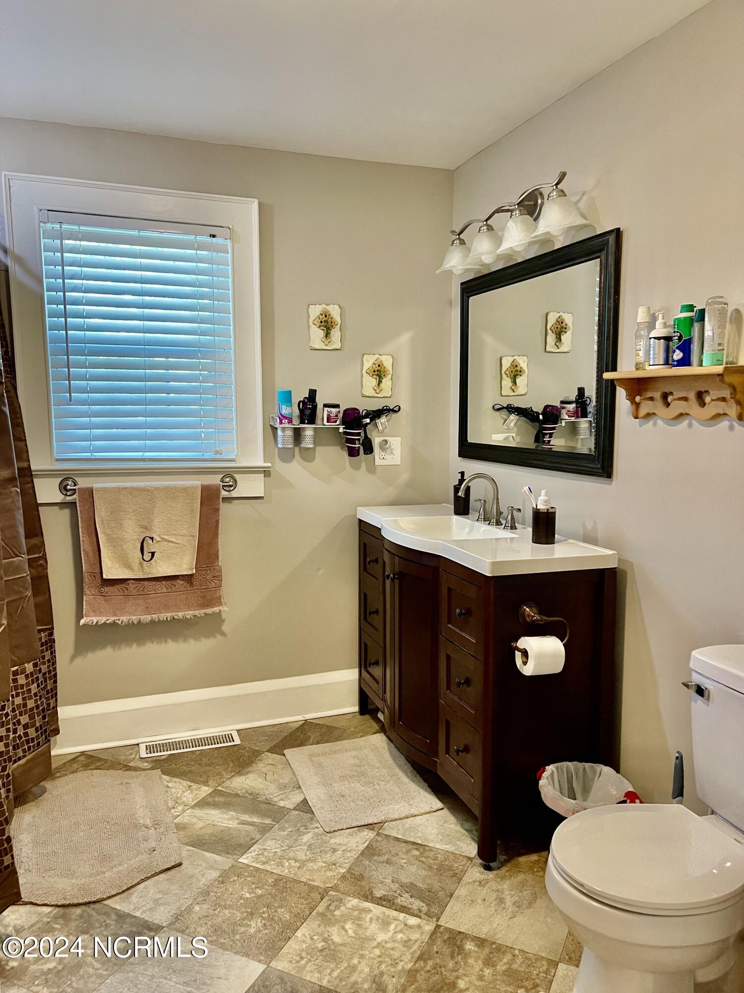 503 Leak Street Rockingham, NC 28379 - Photo 9 of 27 Full bath