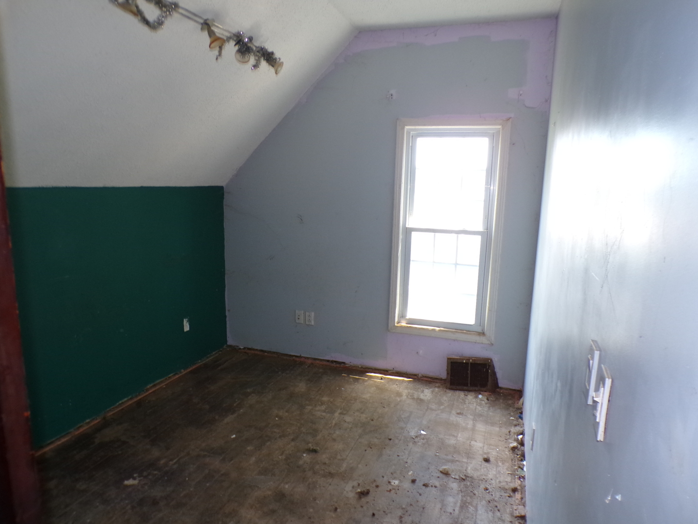 304 South Madison Street Morrison, IL 61270 - Photo 8 of 9 a view of empty room with window