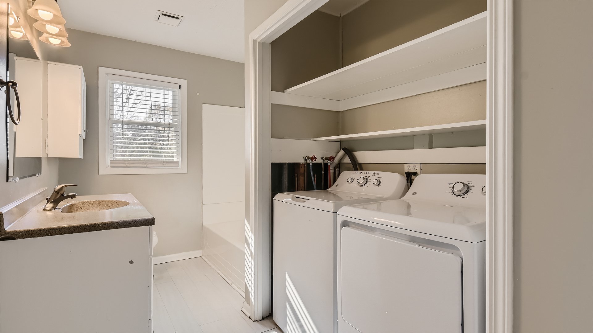 2438 Erskine Road Joliet, IL 60433 - Photo 18 of 42 a utility room with dryer and washer