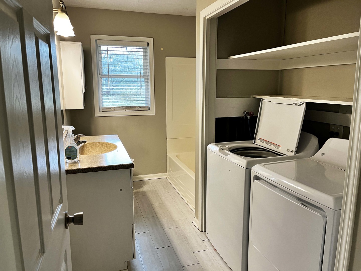 2438 Erskine Road Joliet, IL 60433 - Photo 30 of 42 a utility room with dryer and washer