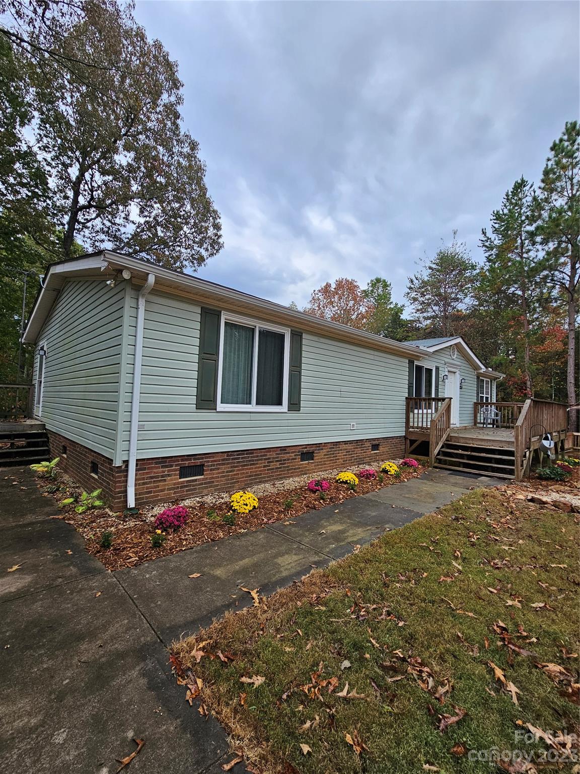 224 McDaniel Road Blacksburg, SC 29702 - Photo 2 of 20 a backyard of a house with table and chairs